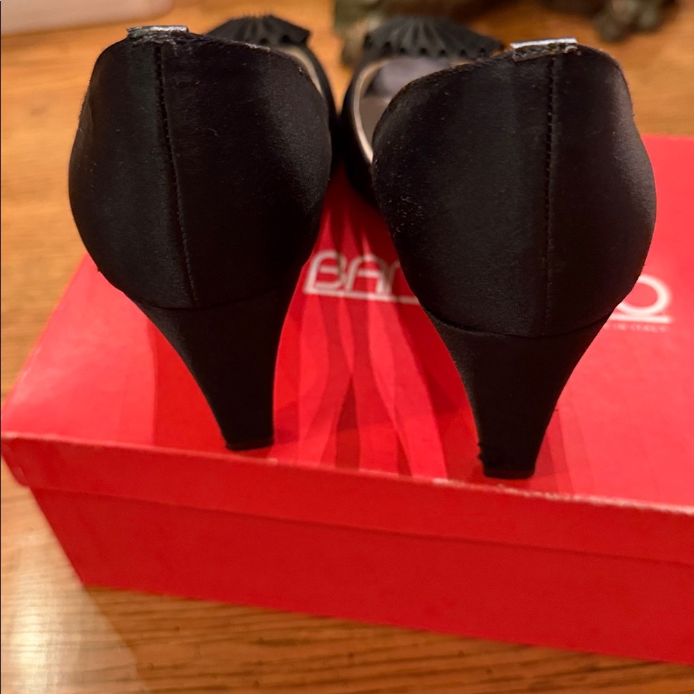 Bandolino VATIO ItalianBlackSatin PeepToe Fan AdornedHeelsElegance&comfort7.5M - Picture 4 of 8